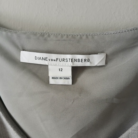 Diane Von Furstenberg Women's Sleeveless Gray Dress with Ruching Size 12 V-Back - Picture 3 of 16